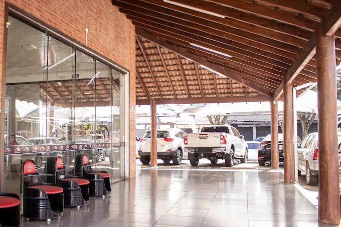 Área coberta da loja, com espaço de espera para os clientes